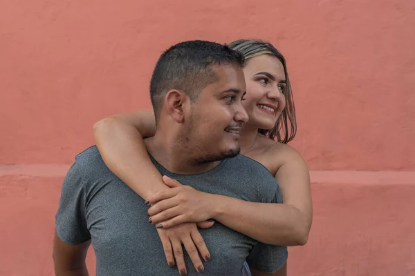 Porträt Eines Hispanischen Paares Auf Der Straße — Stockfoto