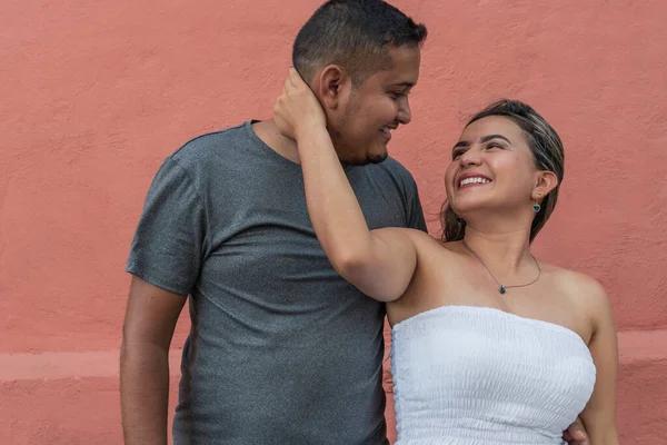 Hispanisches Paar Schaut Sich Freien — Stockfoto