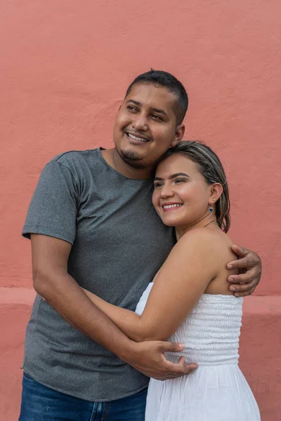 Hispanisches Paar Hat Spaß Draußen Und Lächelt — Stockfoto