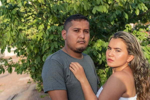 Junges Hispanisches Paar Blickt Die Kamera — Stockfoto