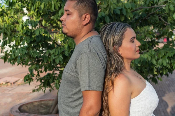 Junges Paar Mit Dem Rücken Zueinander Und Geschlossenen Augen — Stockfoto