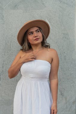 İspanyol kadın yan bakıyor ve uzaklara bakıyor..