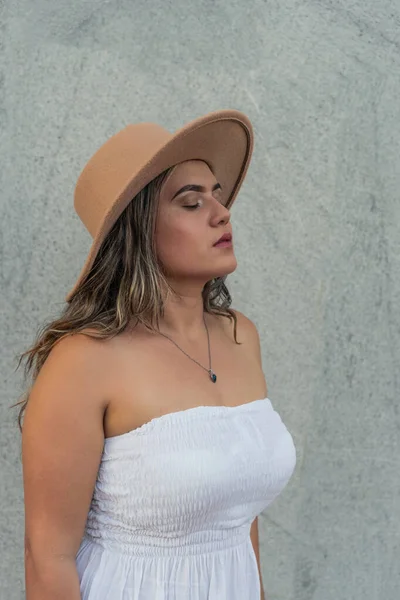 Gözleri kapalı ve huzurlu görünen bir kadın.