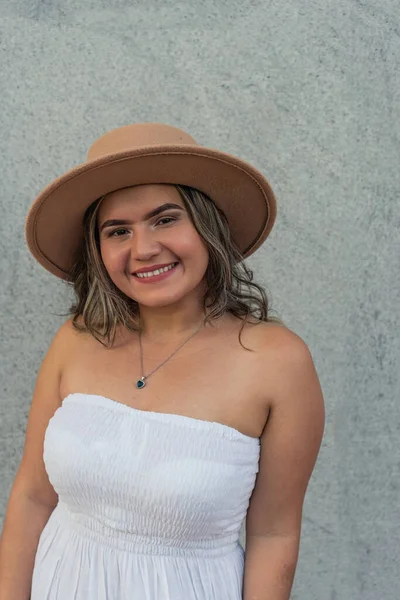 Şapkalı İspanyol kadın kameraya bakıyor.