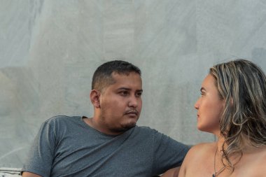 Parkta bankta oturan İspanyol çift