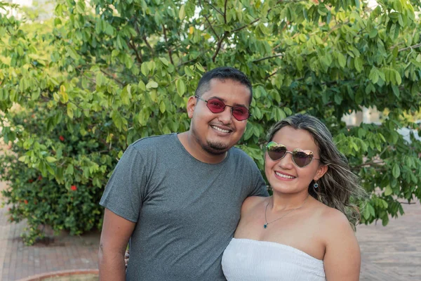 Mann Und Frau Mit Sonnenbrille Stehen Park — Stockfoto