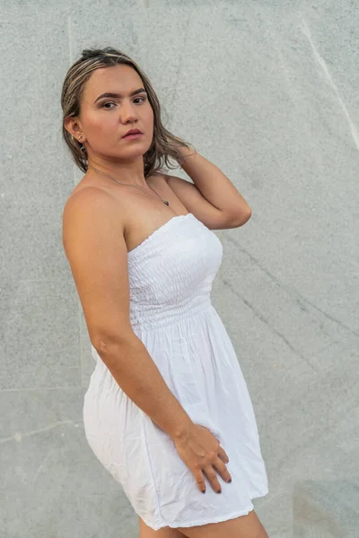 Joven Chica Hispana Vestida Blanco Verano Caminando Posando Calle — Foto de Stock
