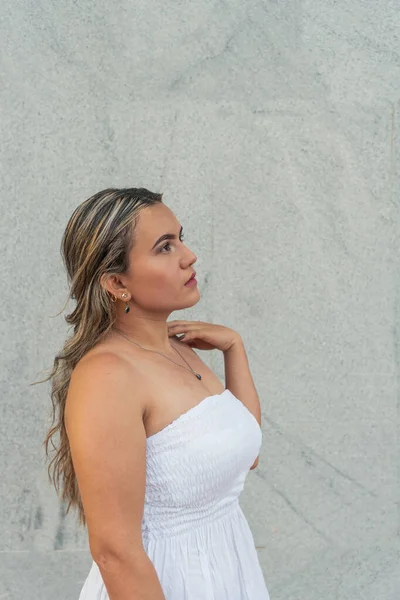 Mujer Hispana Vestido Blanco Aire Libre — Foto de Stock