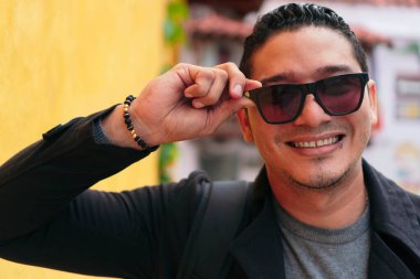 Yakışıklı Latin hippi adam kameraya bakıyor. Yaşam tarzı kavramı