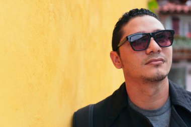 Yakışıklı hippi Latin adamın portresi başka tarafa bakıyor. Yaşam tarzı kavramı