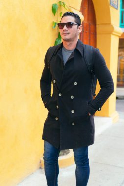 Yakışıklı bir hippinin portresi, gülümseyen bir Latin. Yaşam tarzı kavramı