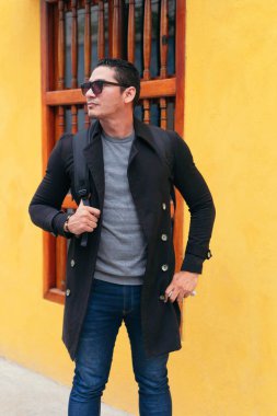 Yakışıklı Latin hippi sokakta yürüyor. Yaşam tarzı kavramı