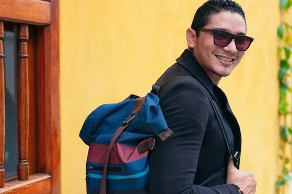 Sokakta yürüyen bir adam. Yaşam tarzı kavramı