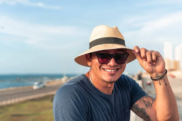 Ritratto Uomo Che Indossa Cappello All Aria Aperta — Foto Stock