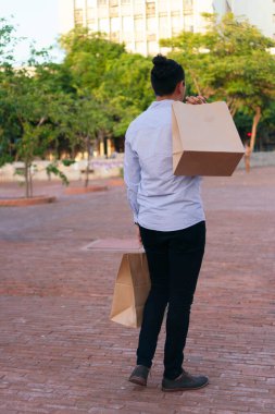 Alışveriş çantalı İspanyol adam.