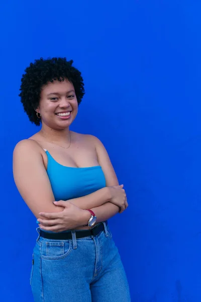 Junge Lächelnde Afroamerikanerin Blickt Vor Blauem Hintergrund Die Kamera — Stockfoto