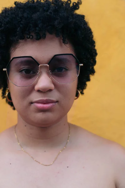 Afro Acconciatura Donna Con Occhiali Sole — Foto Stock