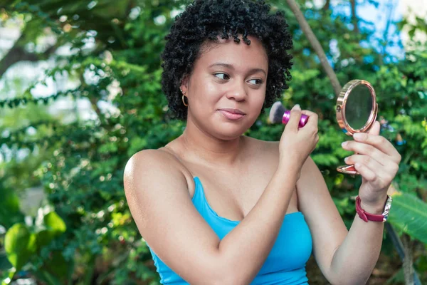 Retrato Una Hermosa Chica Hispana Con Cepillo Maquillaje Parque — Foto de Stock