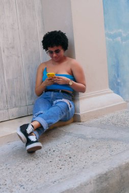 Güzel Afro Kadın Mesajlaşıyor ve Gülüyor