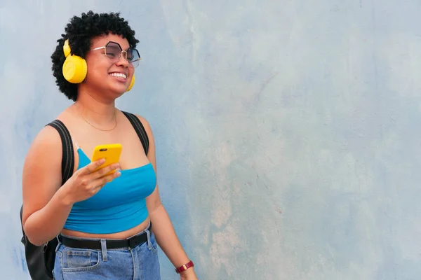 Retrato Una Joven Fondo Urbano Escuchando Música Con Auriculares —  Fotos de Stock