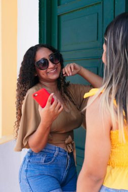 Arkadaşlar açık havada gülüyor ve paylaşıyorlar.