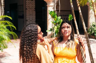 İki Genç Modern Kadın Portresi