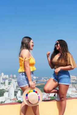 Yazın sokakta yürüyen iki arkadaş.