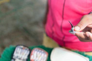 Spurs kabı horozların bacaklarına uygulanacak