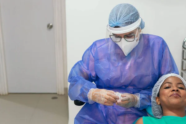 Una Hermosa Mujer Afroamericana Sentada Silla Del Dentista Una Dentista — Foto de Stock