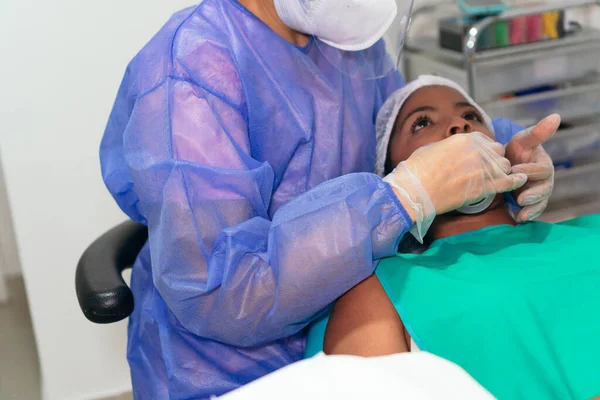 Een Jonge Vrouw Tandarts Behandeling Van Een Vrouwelijke Patiënt Een — Stockfoto