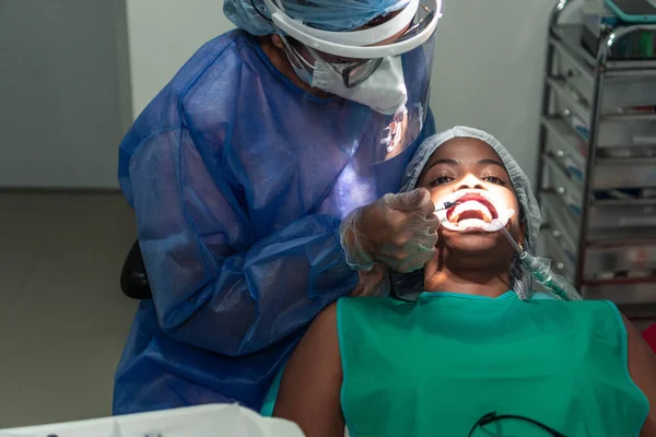 Latein Dentist Doing Dental Check — Stockfoto