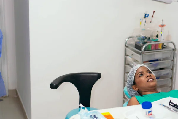 Afrikanerin Trägt Schutzmaske Zahnarztpraxis — Stockfoto