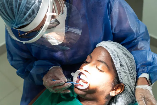 Africký Pacient Podstupující Bělící Léčbu Zubním Lékařem — Stock fotografie