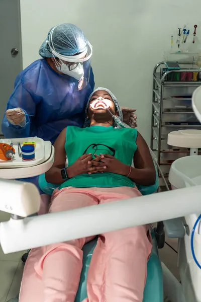 牙科医生在牙科诊所对病人进行牙科检查 — 图库照片