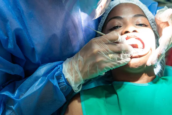 正在一家牙科诊所看病的非洲病人 — 图库照片