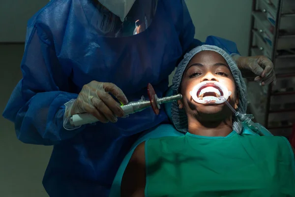 Mulher Tendo Dente Branqueamento Tratamento Dentista — Fotografia de Stock