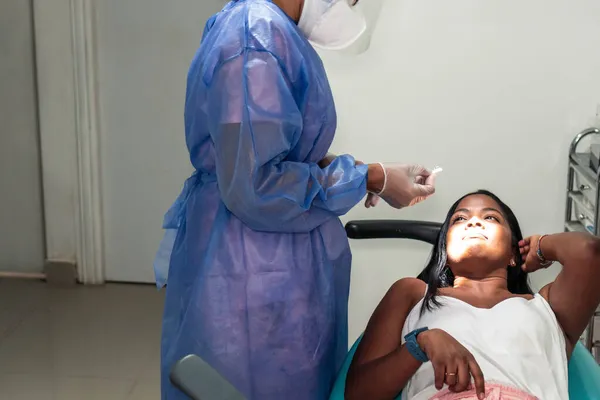 Zubní Lékařka Ošetřující Pacienta Zubní Ordinaci — Stock fotografie