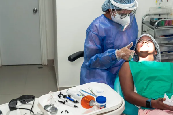 Pacient Zubař Spolu Smáli Zubní Klinice — Stock fotografie