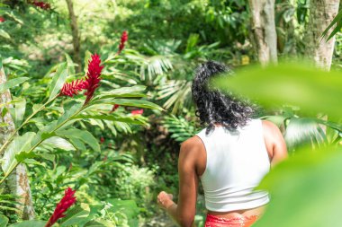 Güzel doğal arka planda eğlenen bir kadın. Tatil ve turizm konsepti