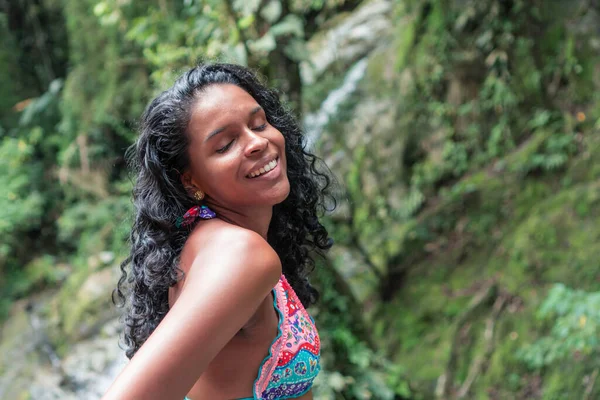 Nehrin kıyısında mayo giymiş bir kız. Tatil ve Turizm Konsepti