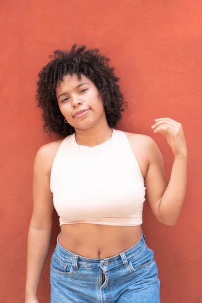 Siyah saçlı Latin bir kadın..