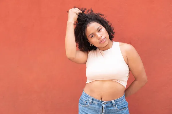 Retrato Una Mujer Sonriente Tocándose Pelo — Foto de Stock