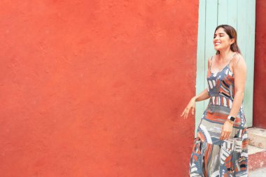 Sokakta yürüyen kendine güvenen genç bir mankenin yan görüntüsü..