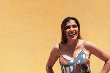 Açık havada genç bir Latin kadının portresi.