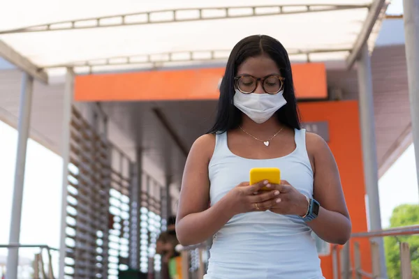 African American Woman Bär Medicinsk Mask Kollektivtrafik — Stockfoto