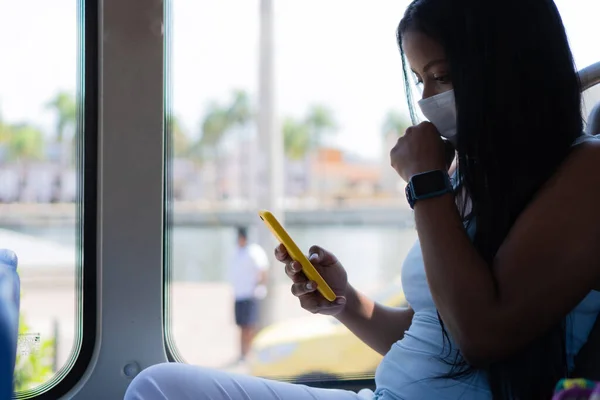 Sjuk Kvinna Skyddsmask Sitter Nära Fönstret Buss Epidemi — Stockfoto