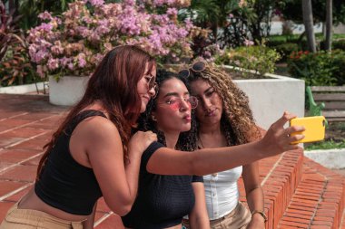 Park 'ta Selfie Yapan Üç Latin Arkadaş