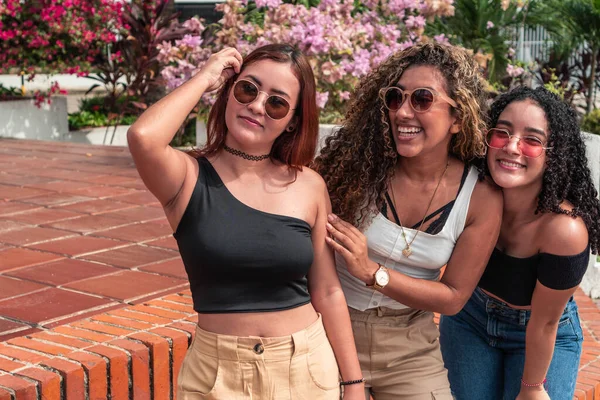 Üç genç arkadaş dışarıda eğleniyor.