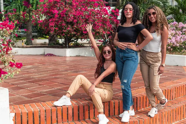 Üç Latin arkadaş dışarıda eğleniyor.