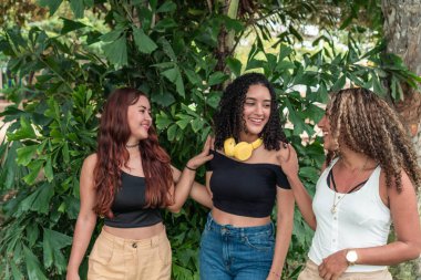 Parkta konuşan üç Latin arkadaş.